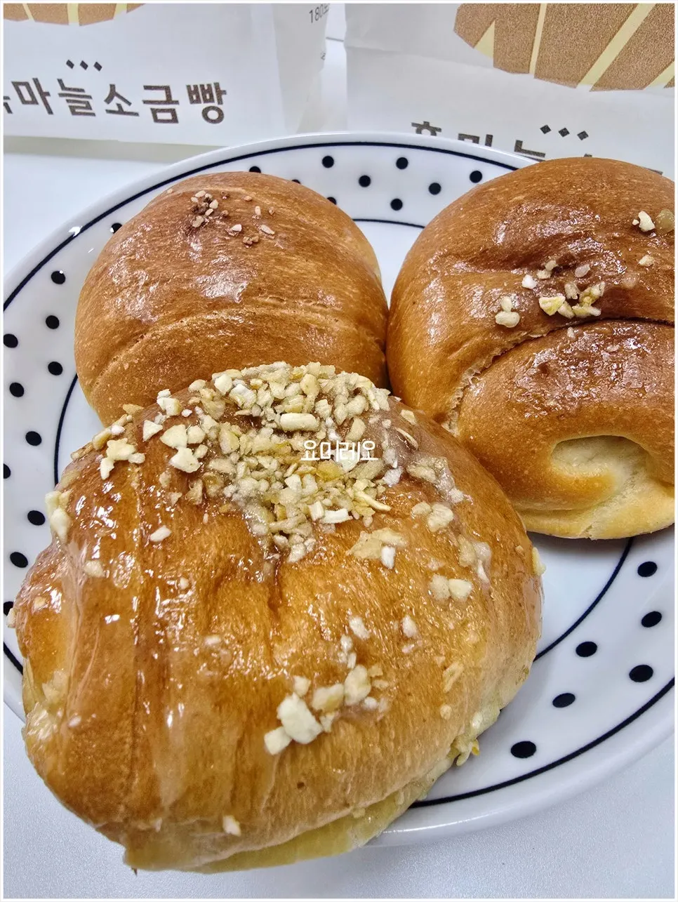 Garlic salt bread topped with garlic crumble