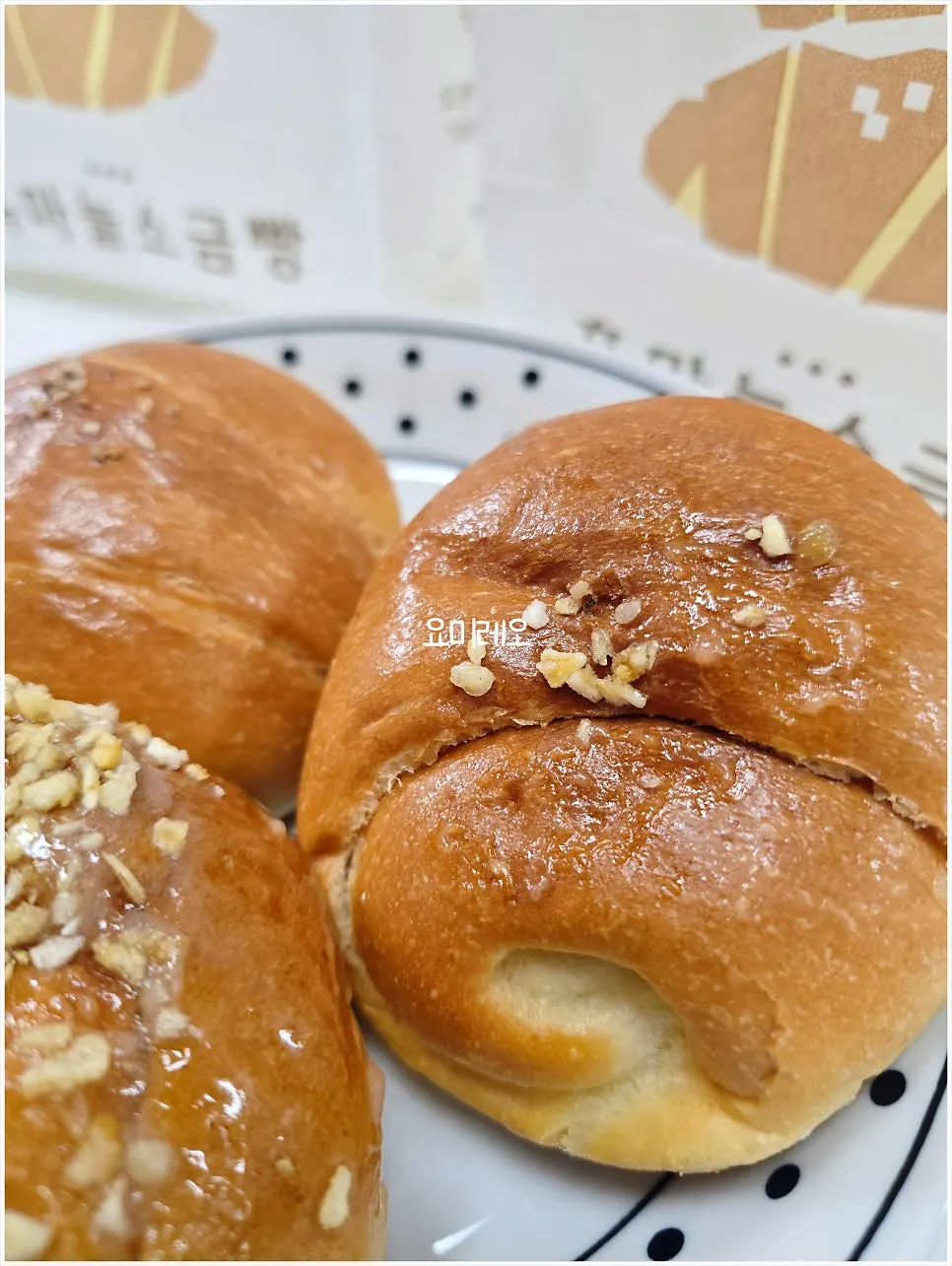 Close-up of garlic salt bread glazed with garlic sauce