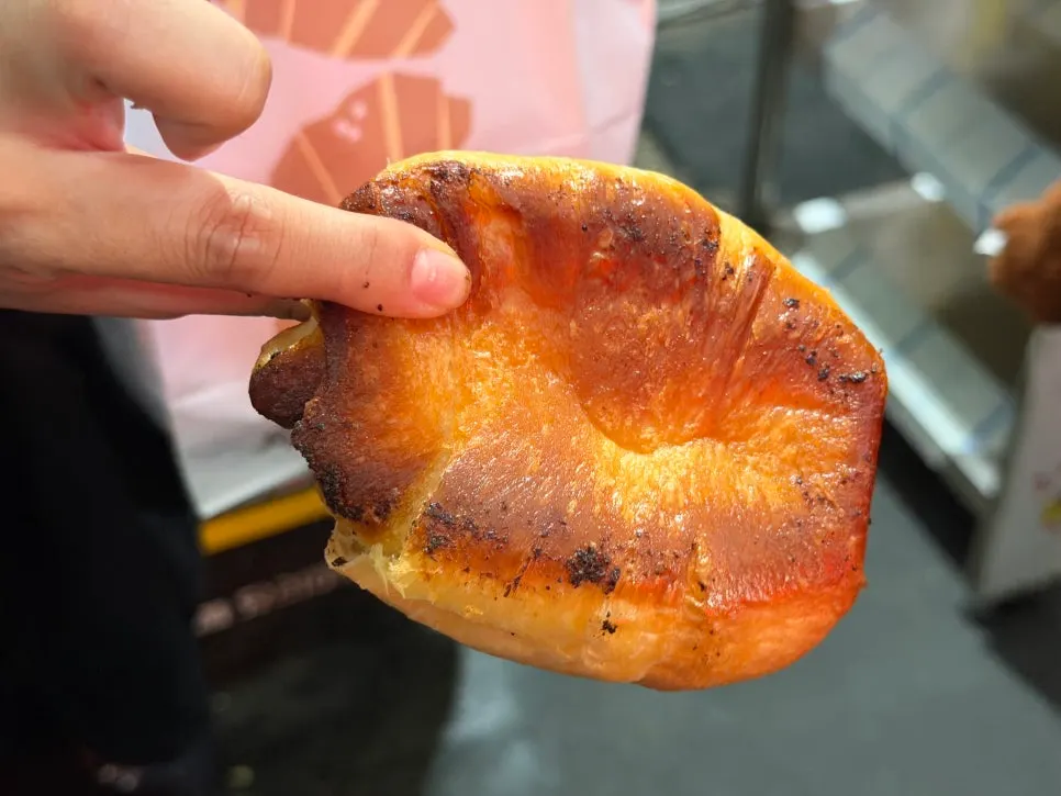 겉은 바삭하고 속은 부드러운 소금빵 모습