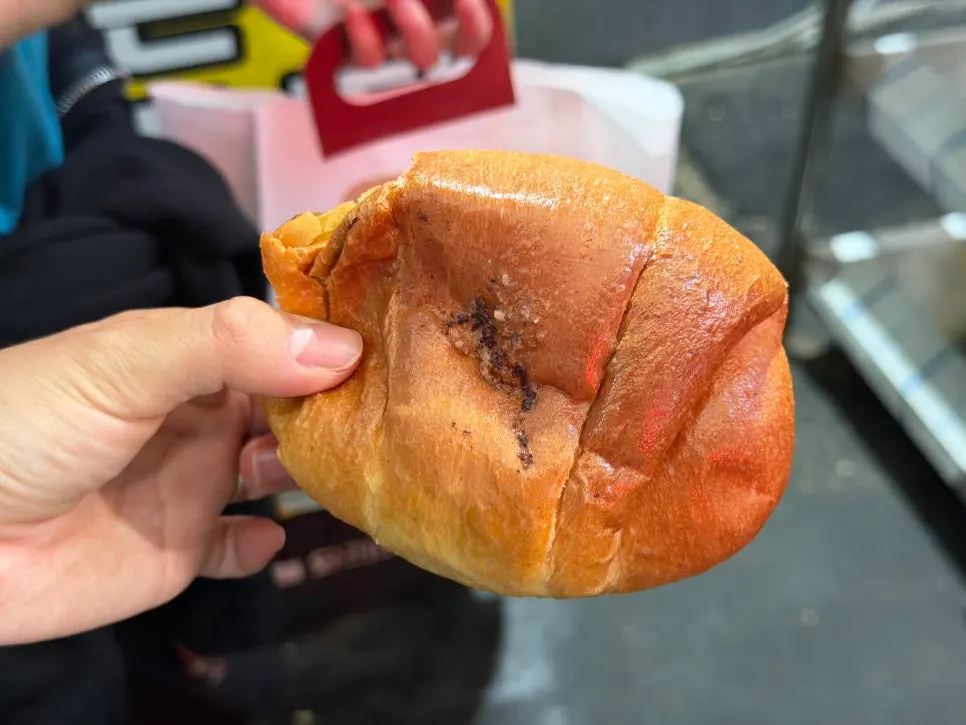 바닥이 바삭하게 구워진 소금빵 아랫면