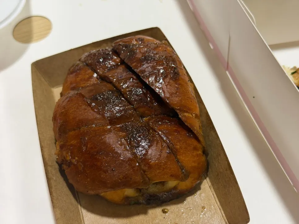 세 가지 맛 소금빵을 번갈아 먹는 모습