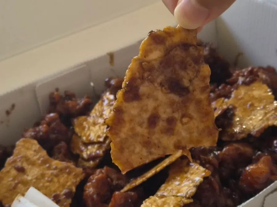 Crispy nurungji topped on the dakgangjeong