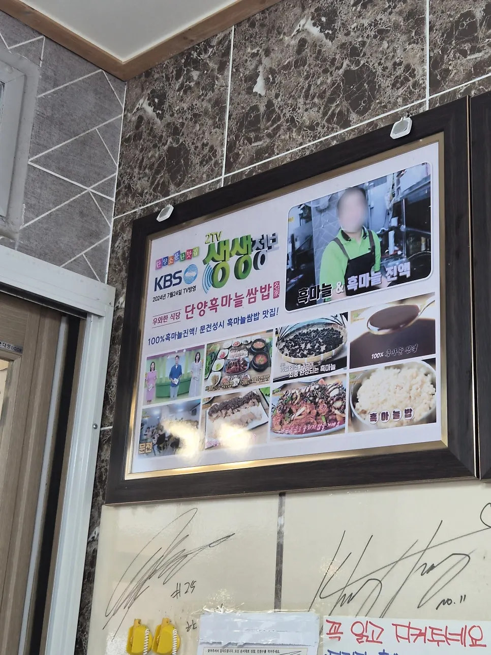 店门口周末午餐排队等位的场景