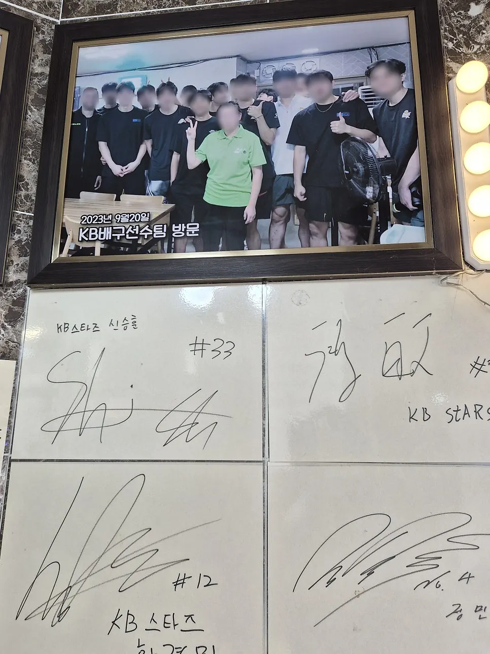 墙上贴的电视节目出演和到访照片