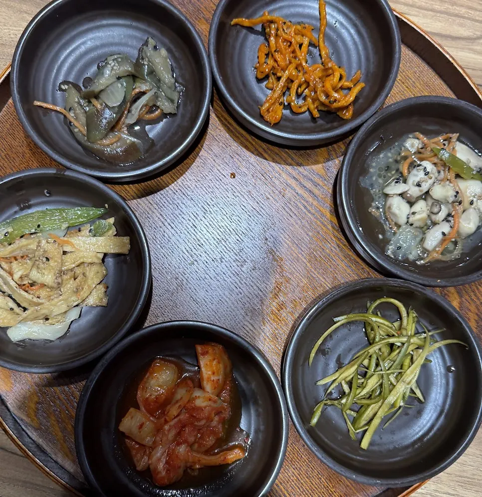 摆满小菜与熟肉的熟肉包饭2人份餐桌