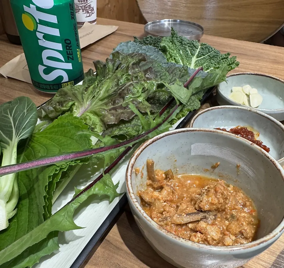 淋了酱汁的蒜香熟肉特写