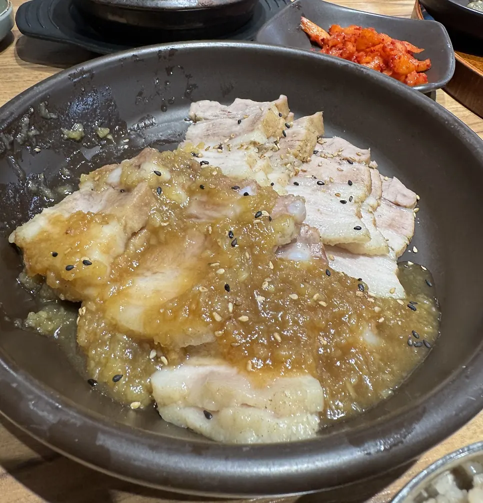 熟肉与小菜一同摆盘的餐碟