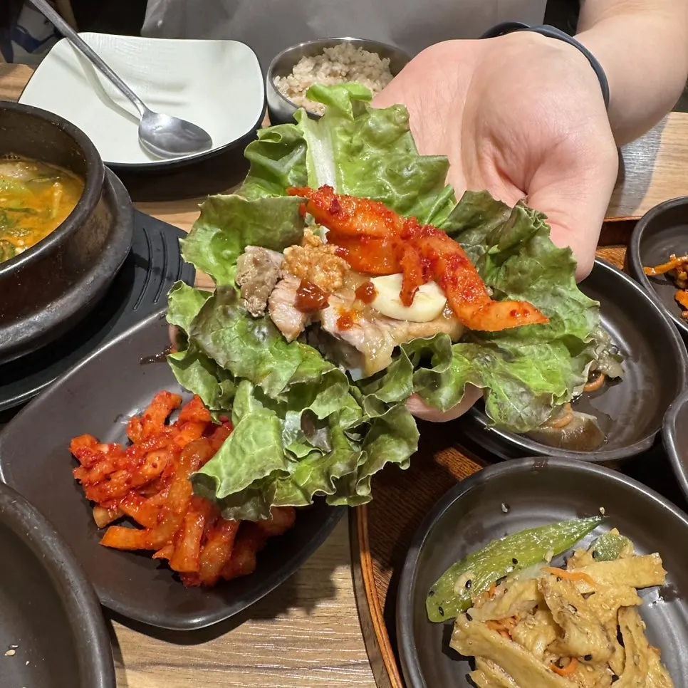 大酱汤与蒜香饭一起摆放的用餐场景