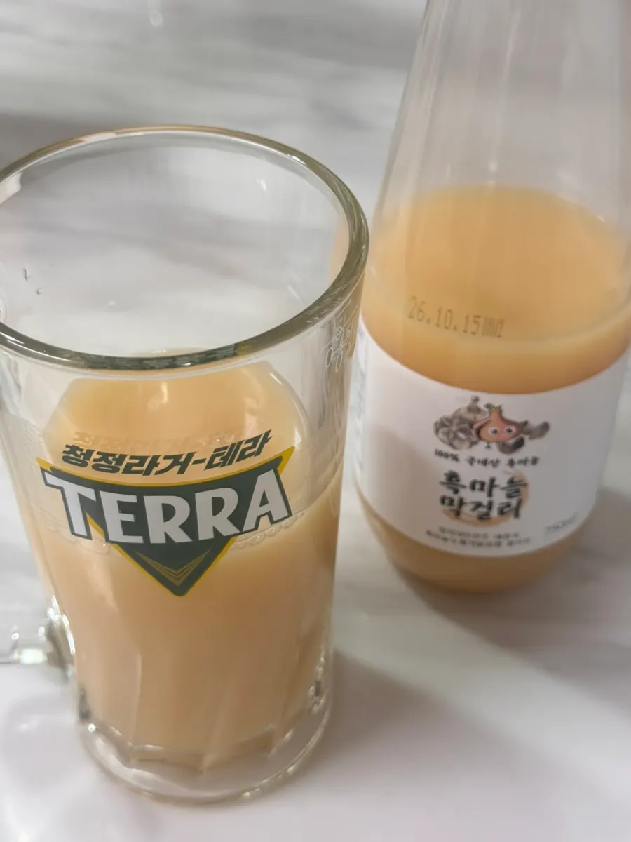 맥주 잔에 따른 흑마늘 막걸리