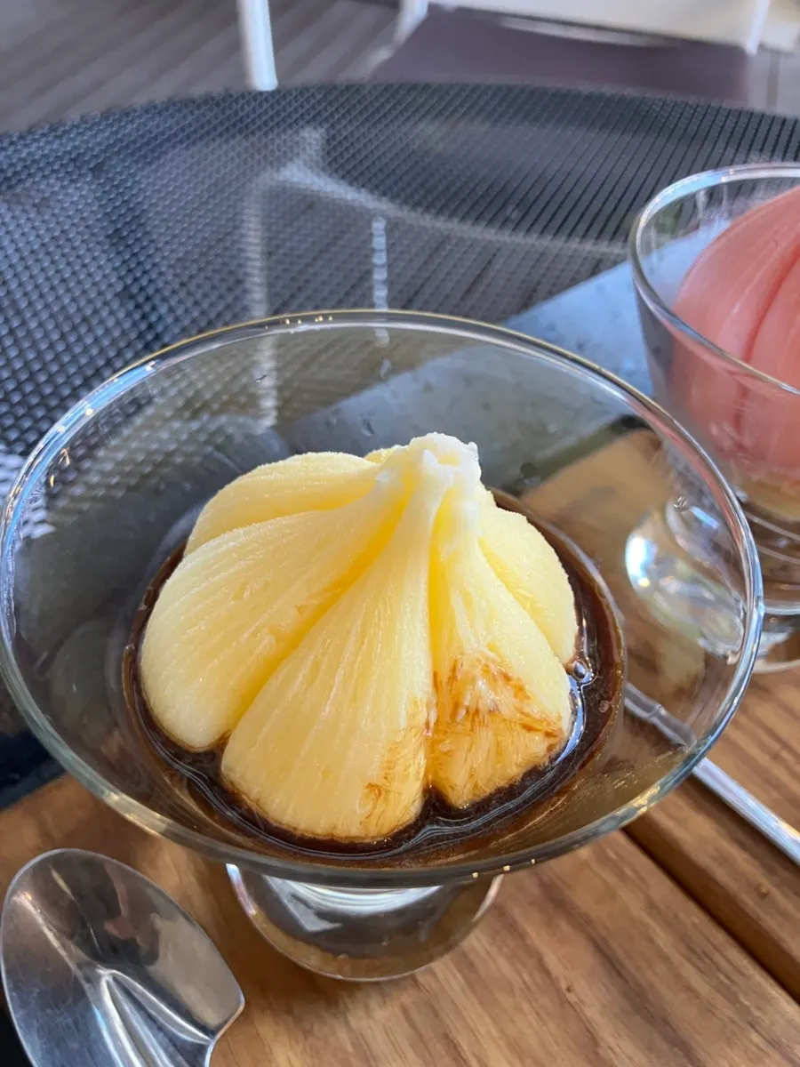 Close-up of the whole garlic-shaped sherbet bingsu