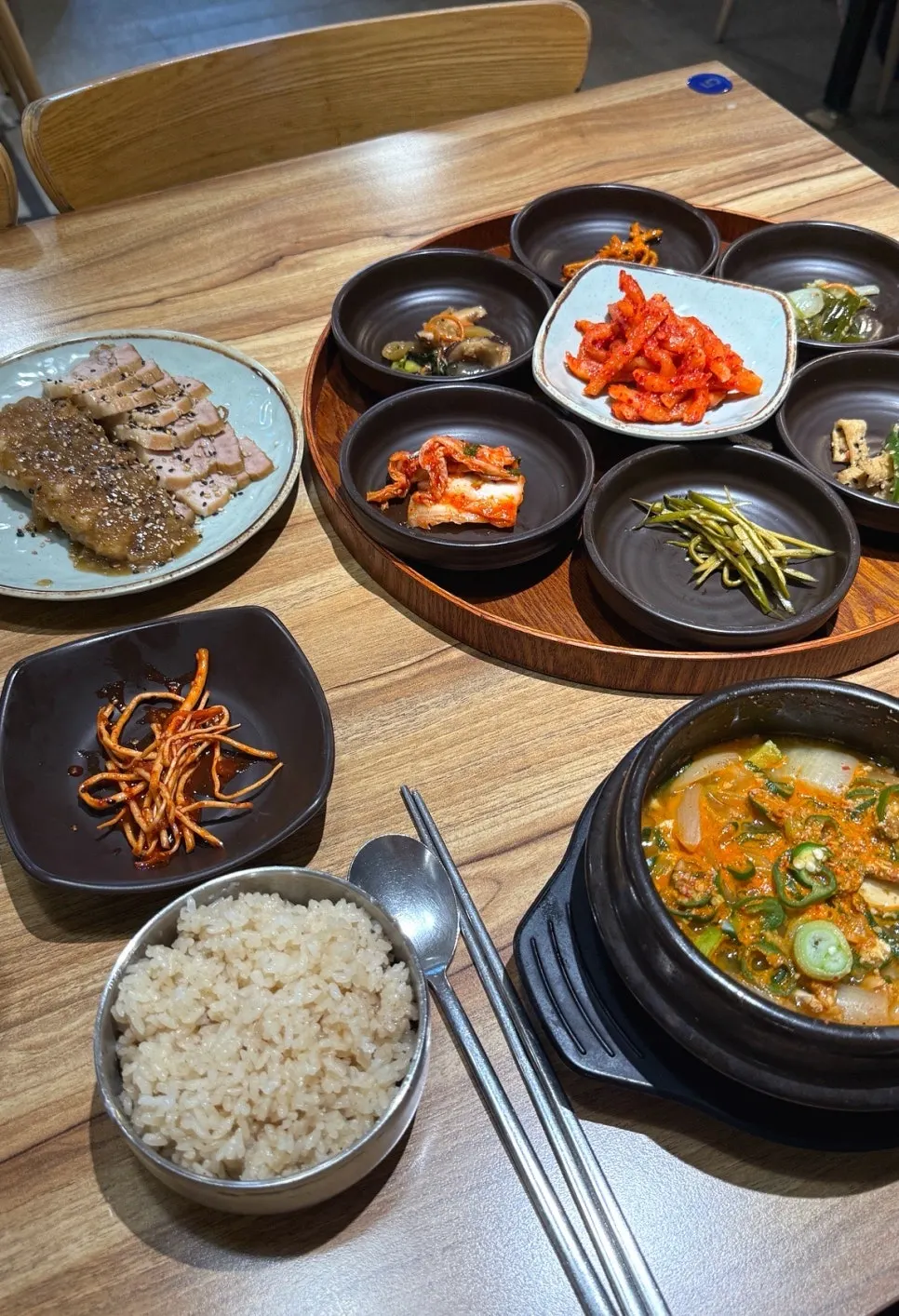 Representative image of the black garlic boiled pork ssambap spread at Danyang Heukmaneul Ssambap