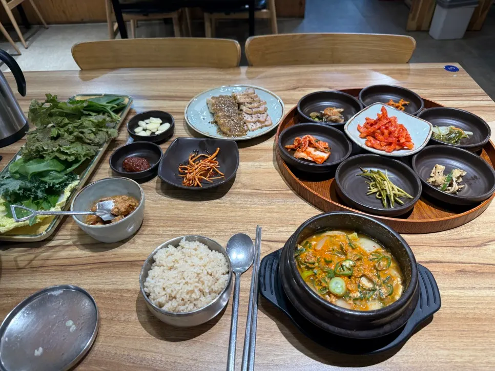 Solo dining in Danyang: black garlic pork ssambap for one, Danyang Heukmaneul Ssambap