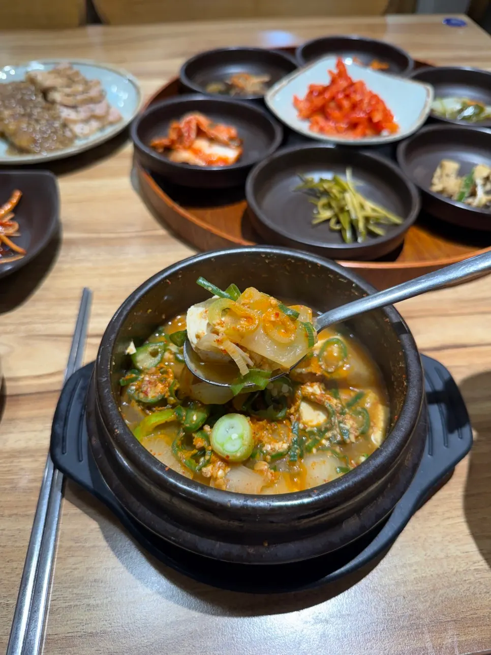 Stone pot stew with tofu and vegetables