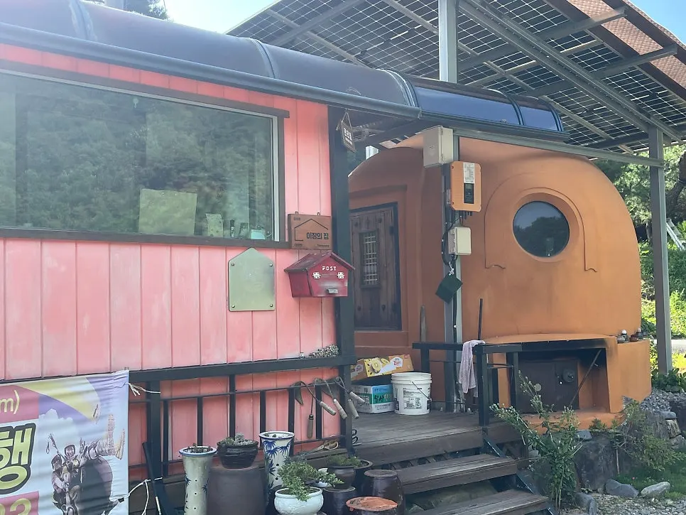 The guesthouse yard with surrounding mountain scenery