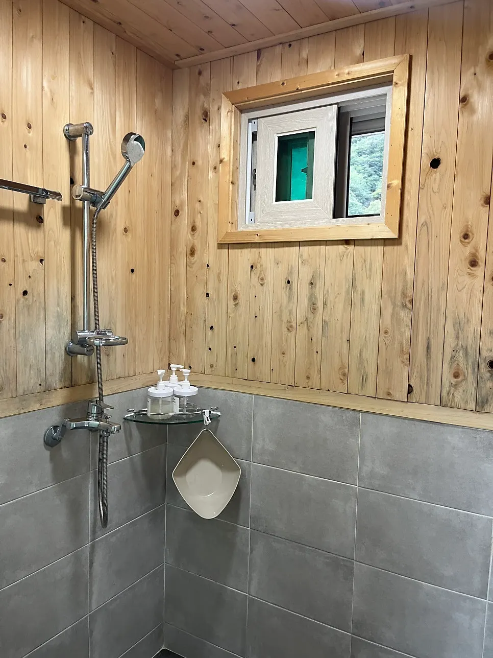 Bathroom amenities including shampoo, body wash and towels