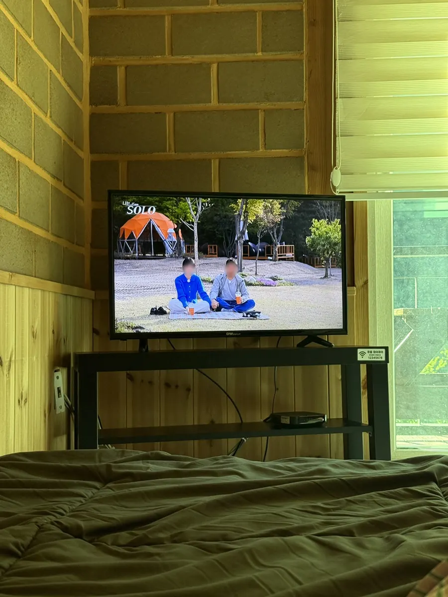 Stone bed and smart TV in the double clay room