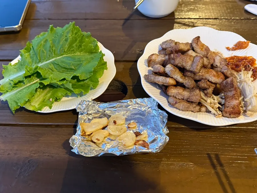 Grilled barbecue meat and leafy greens for wraps