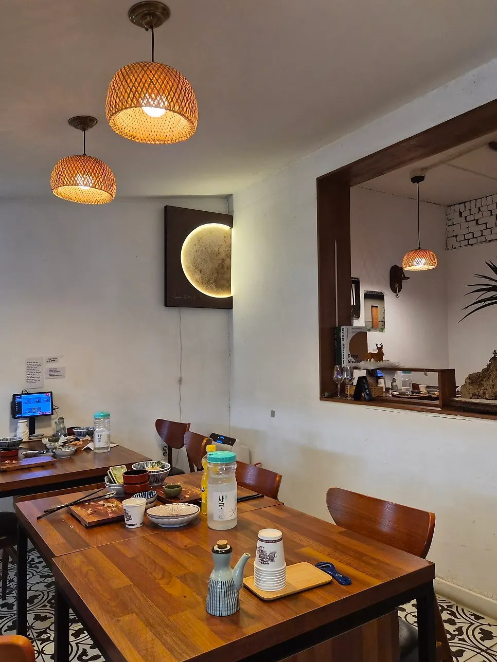 Corner of the restaurant with Japanese-style decor