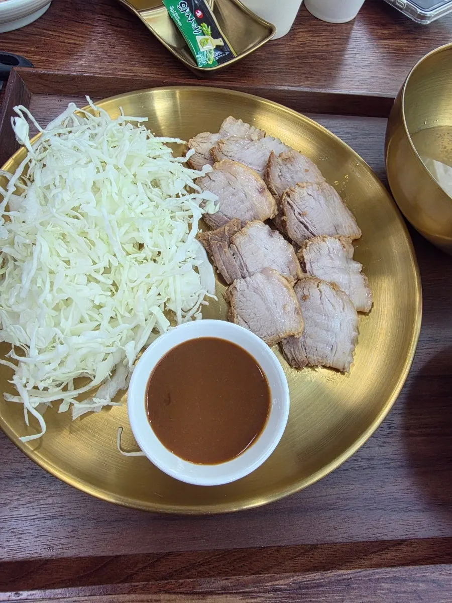 Boiled pork plate with cabbage and secret sauce