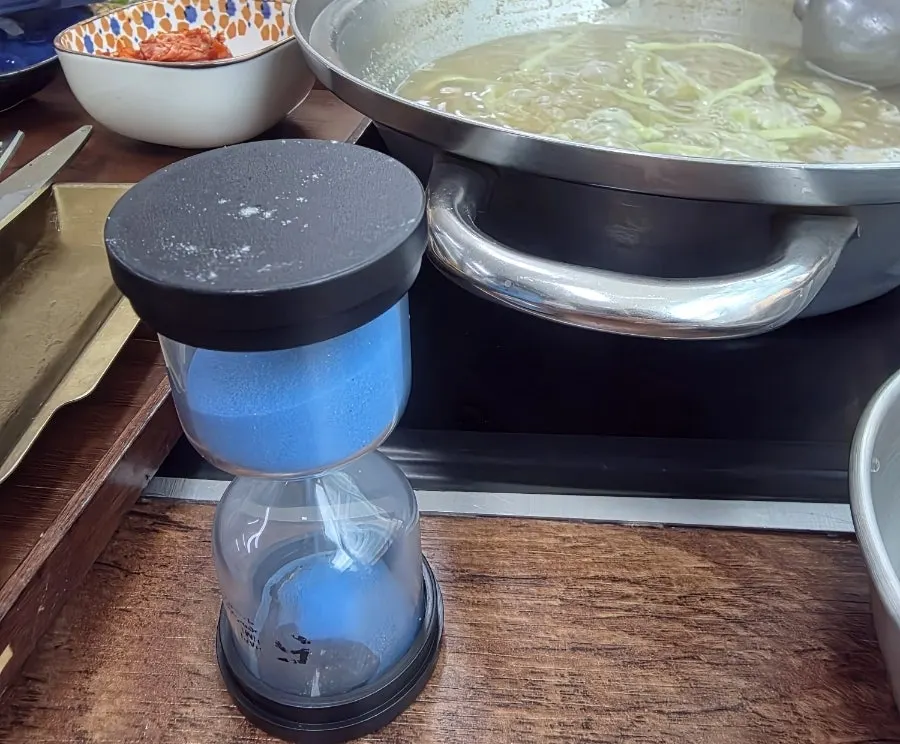 5-minute hourglass timing the kalguksu noodles