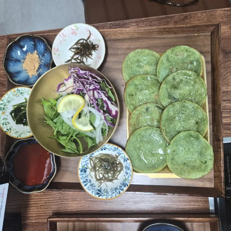 Maesaengi (seaweed) pancake included in the set