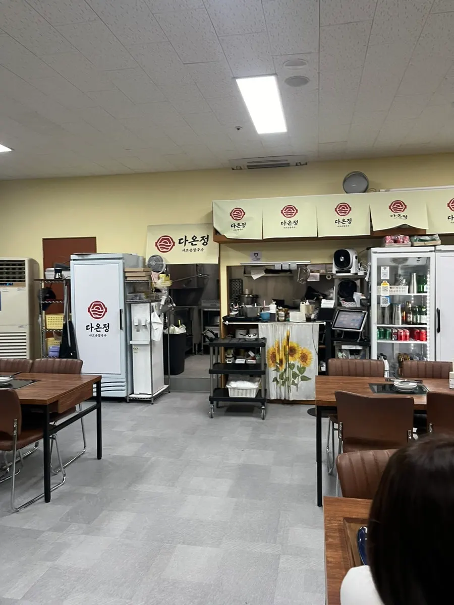 Table seating at Daonjeong with generous spacing