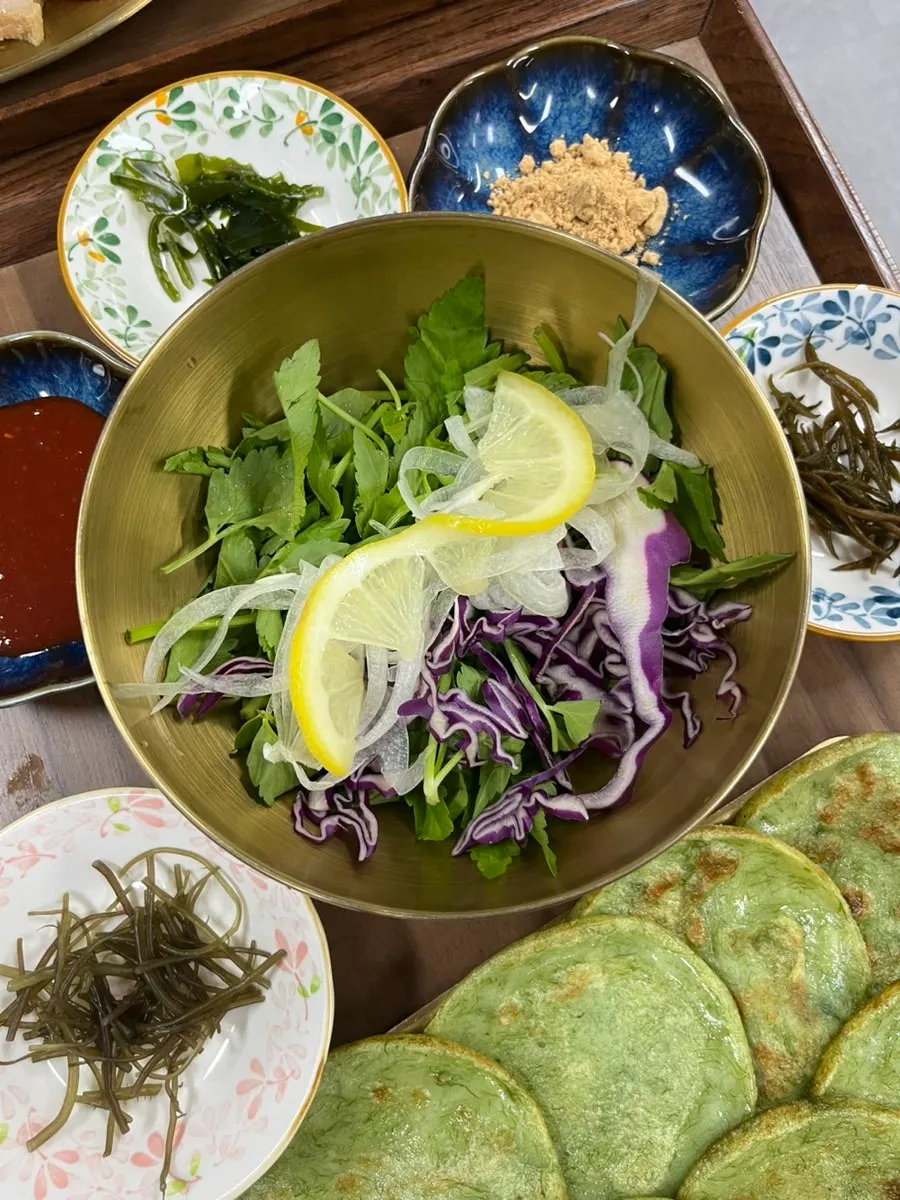 Maesaengi pancake served with seasoned seaweed salad