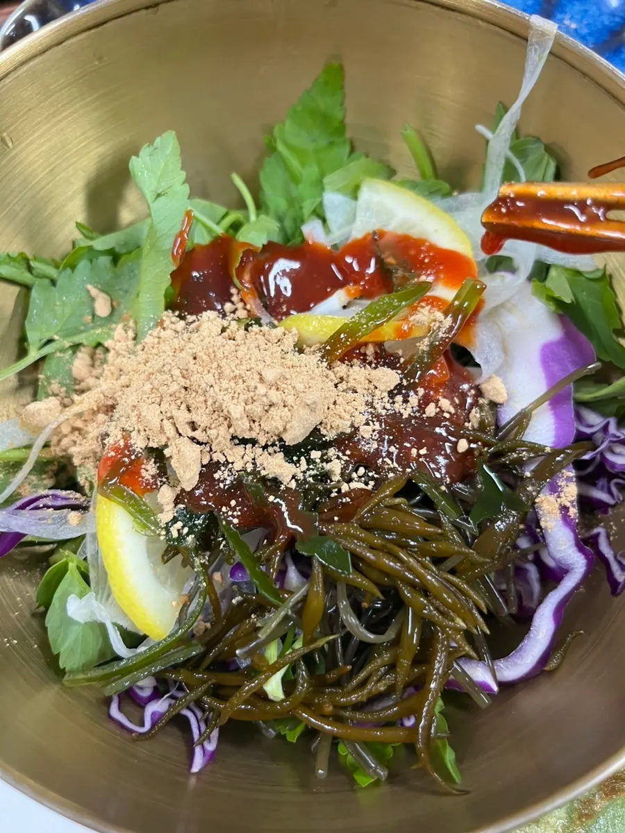 Mixing the seaweed with chojang sauce