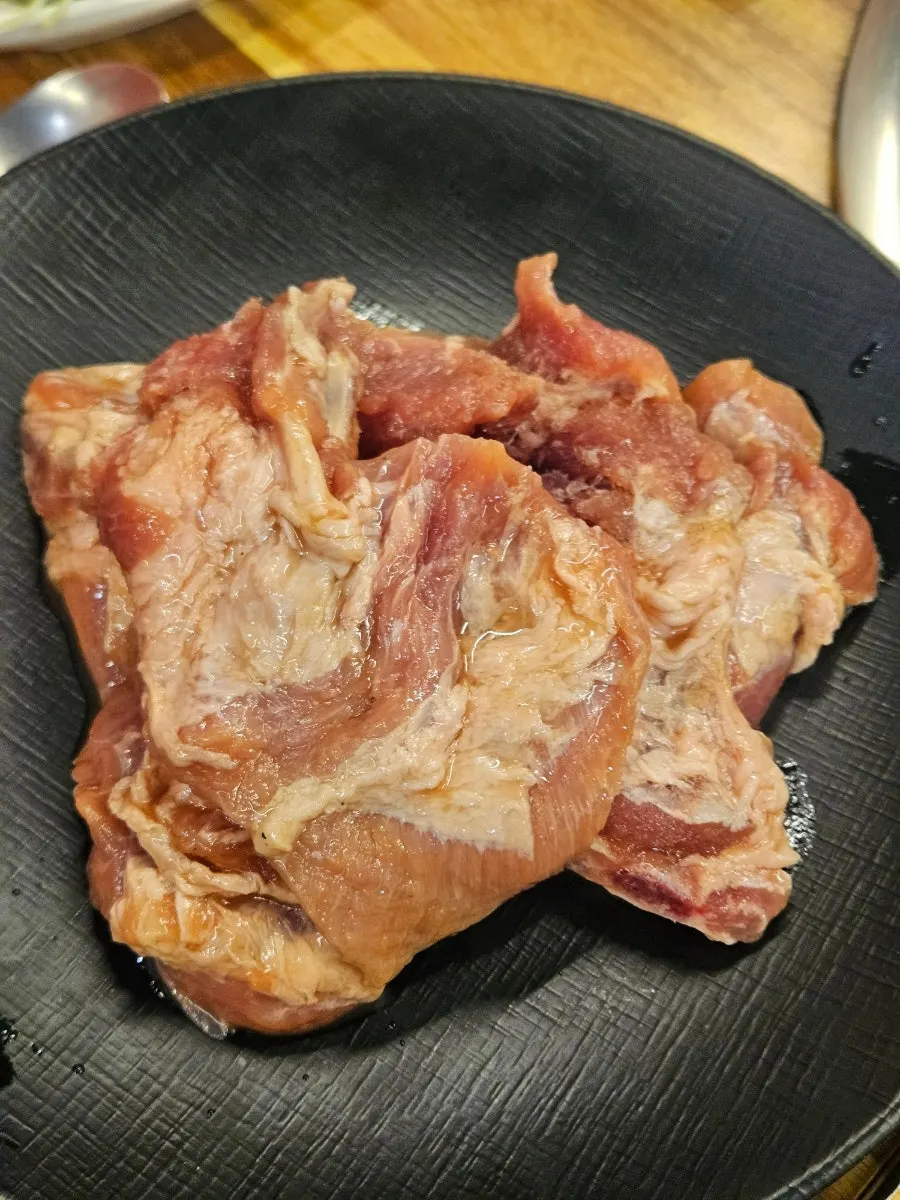 테이블에 올라온 숯불 화로와 불판