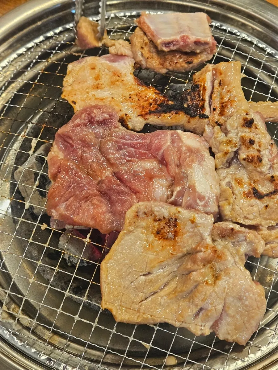 숯불 불판 위에서 뒤집히는 돼지양념갈비