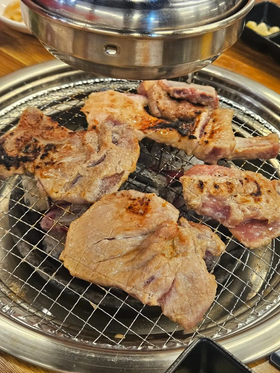 가운데로 몰아 구워지는 양념갈비