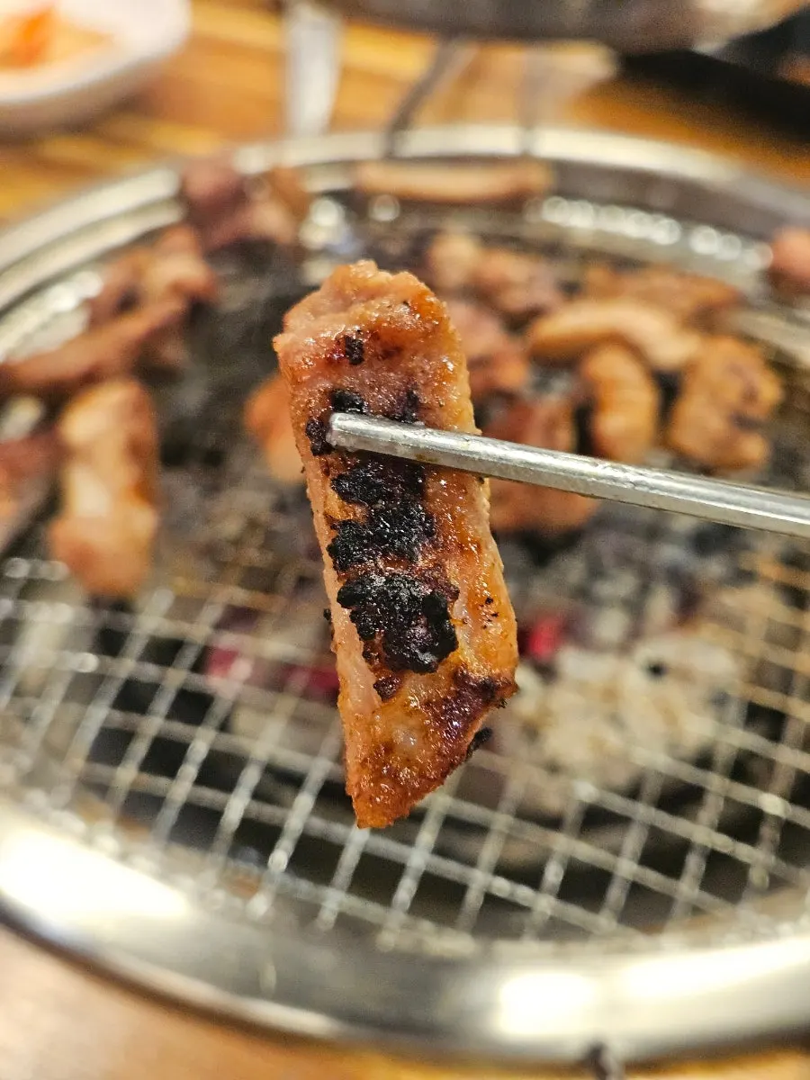 양념이 배어 윤기 도는 숯불 돼지갈비