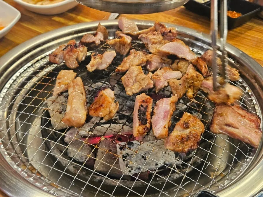 불판 위 뼈에 붙은 돼지갈비