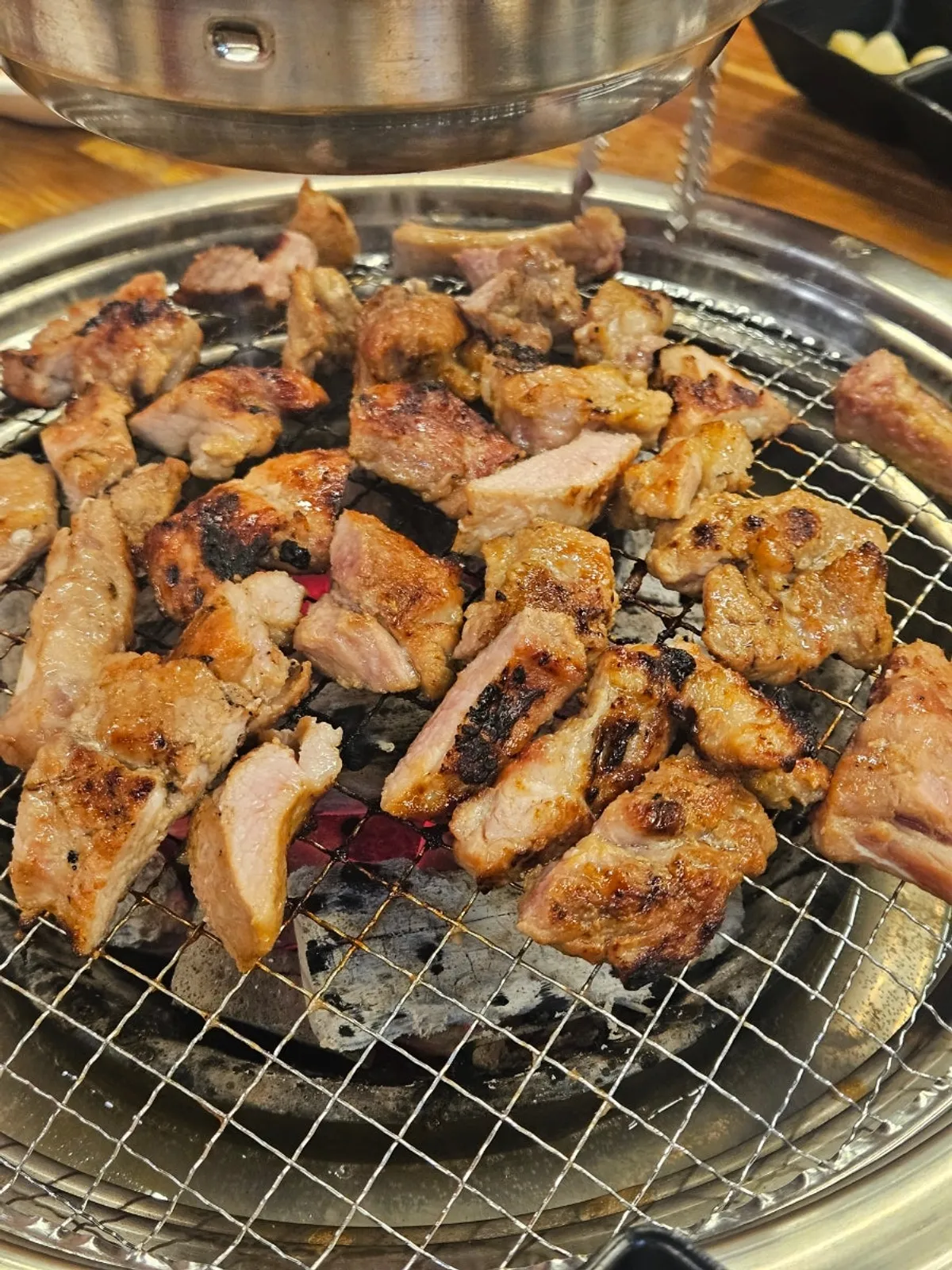 젓가락으로 뼈갈비 살을 발라내는 장면