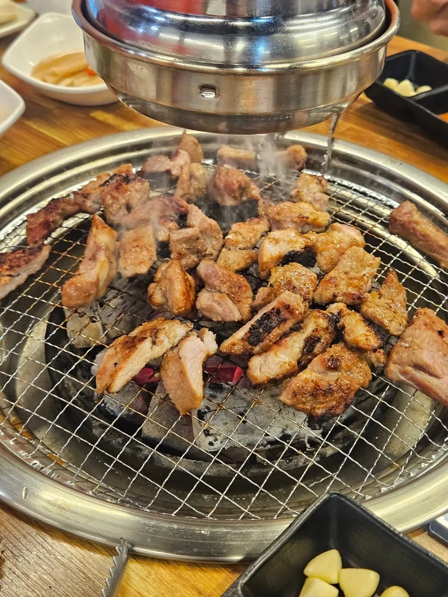 600g 분량의 돼지양념갈비가 올라간 불판