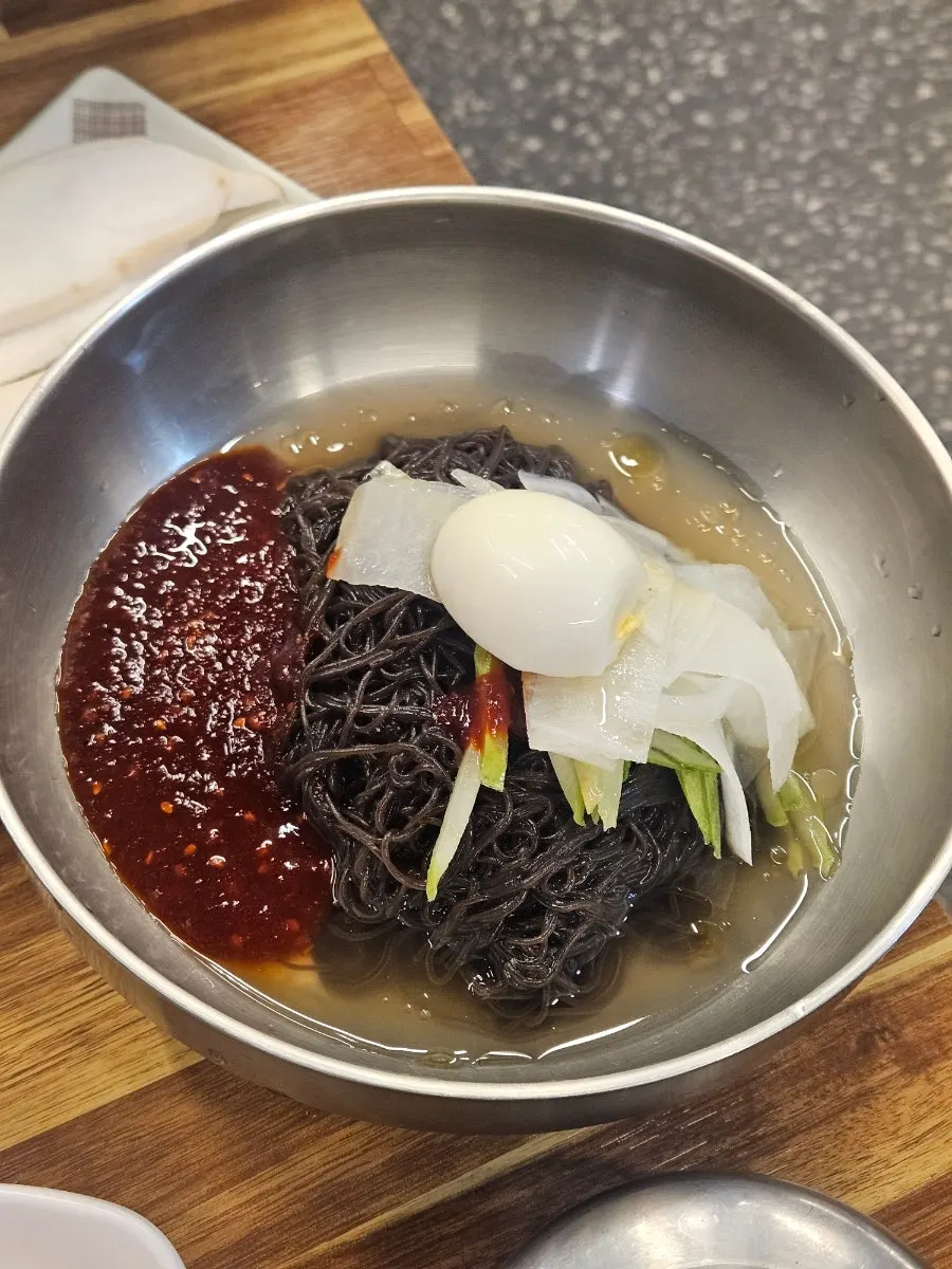 비빔냉면 9,000원이 적힌 메뉴 부분