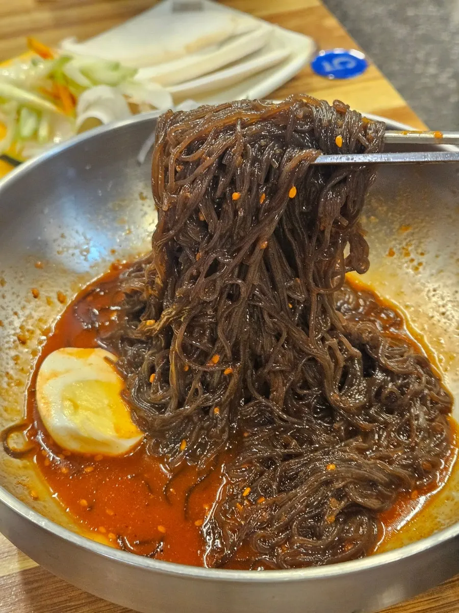 주문해 나온 비빔냉면 한 그릇