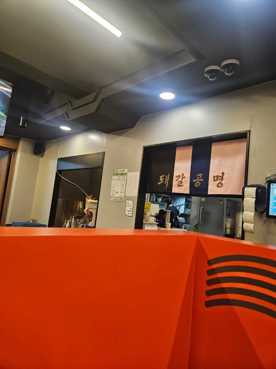 돼지갈비와 비빔냉면을 함께 놓은 테이블