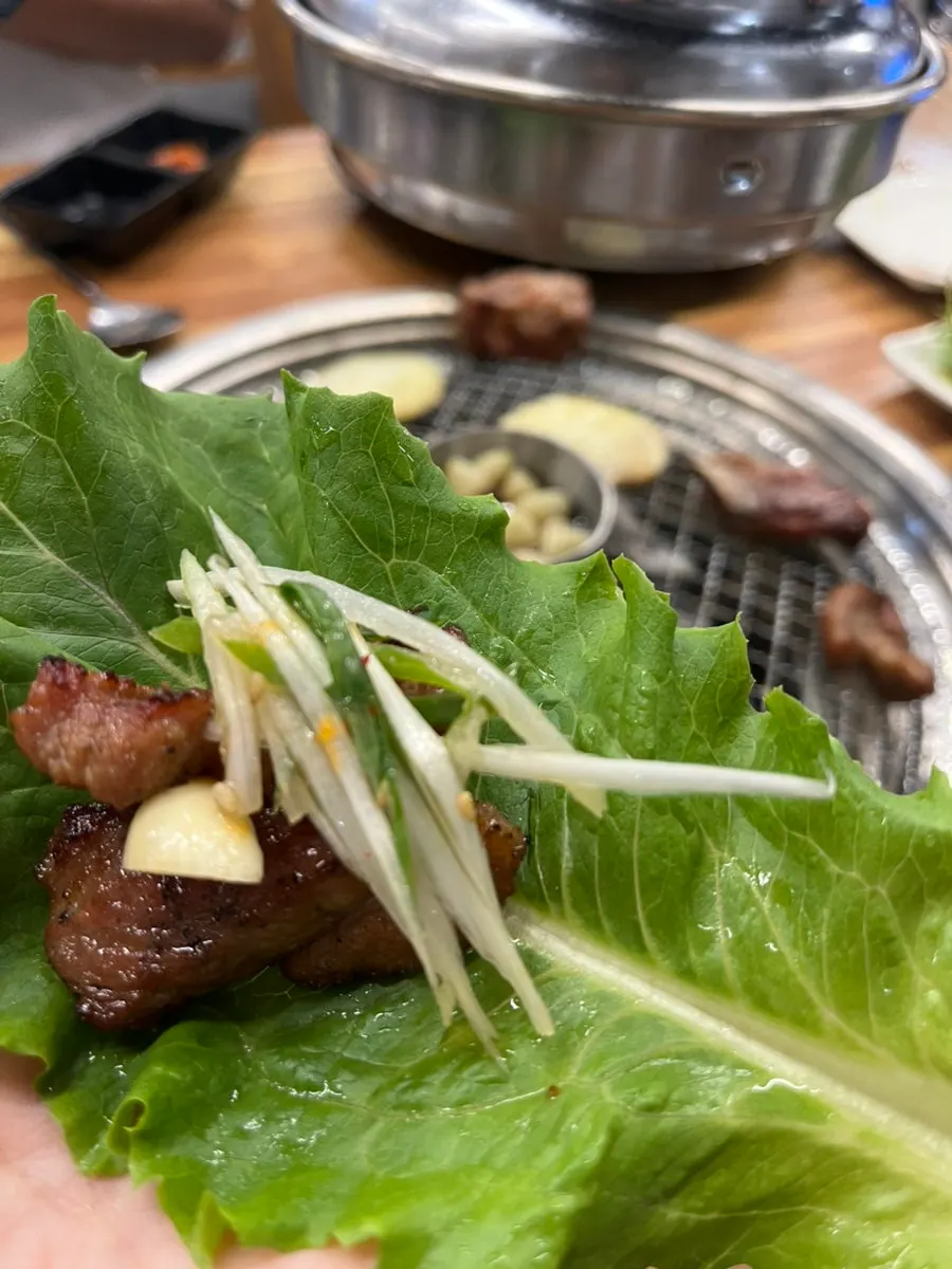 Marinated pork ribs eaten together with scallion salad