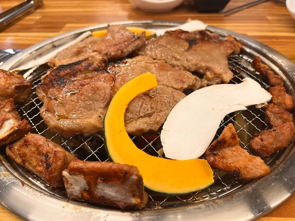 Well-grilled pieces of marinated pork neck