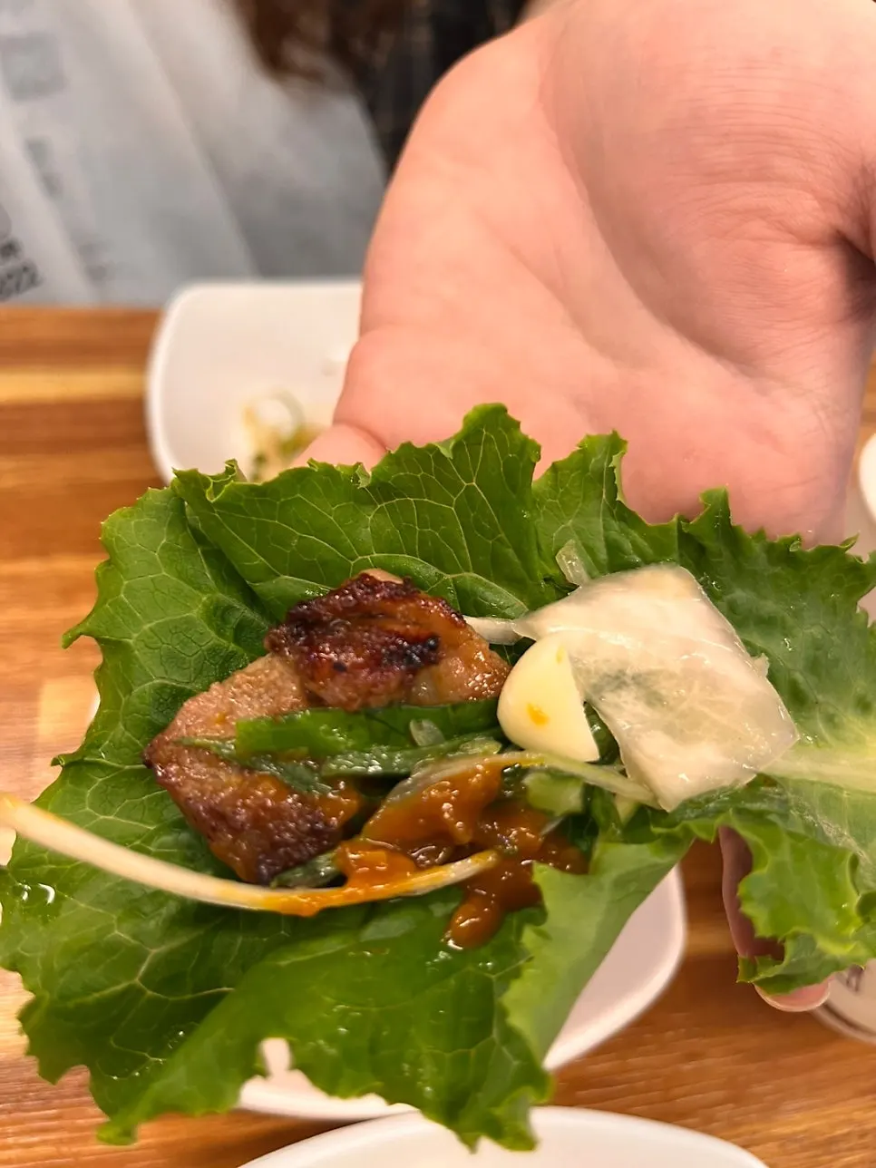 Lettuce wrap with meat and scallion salad