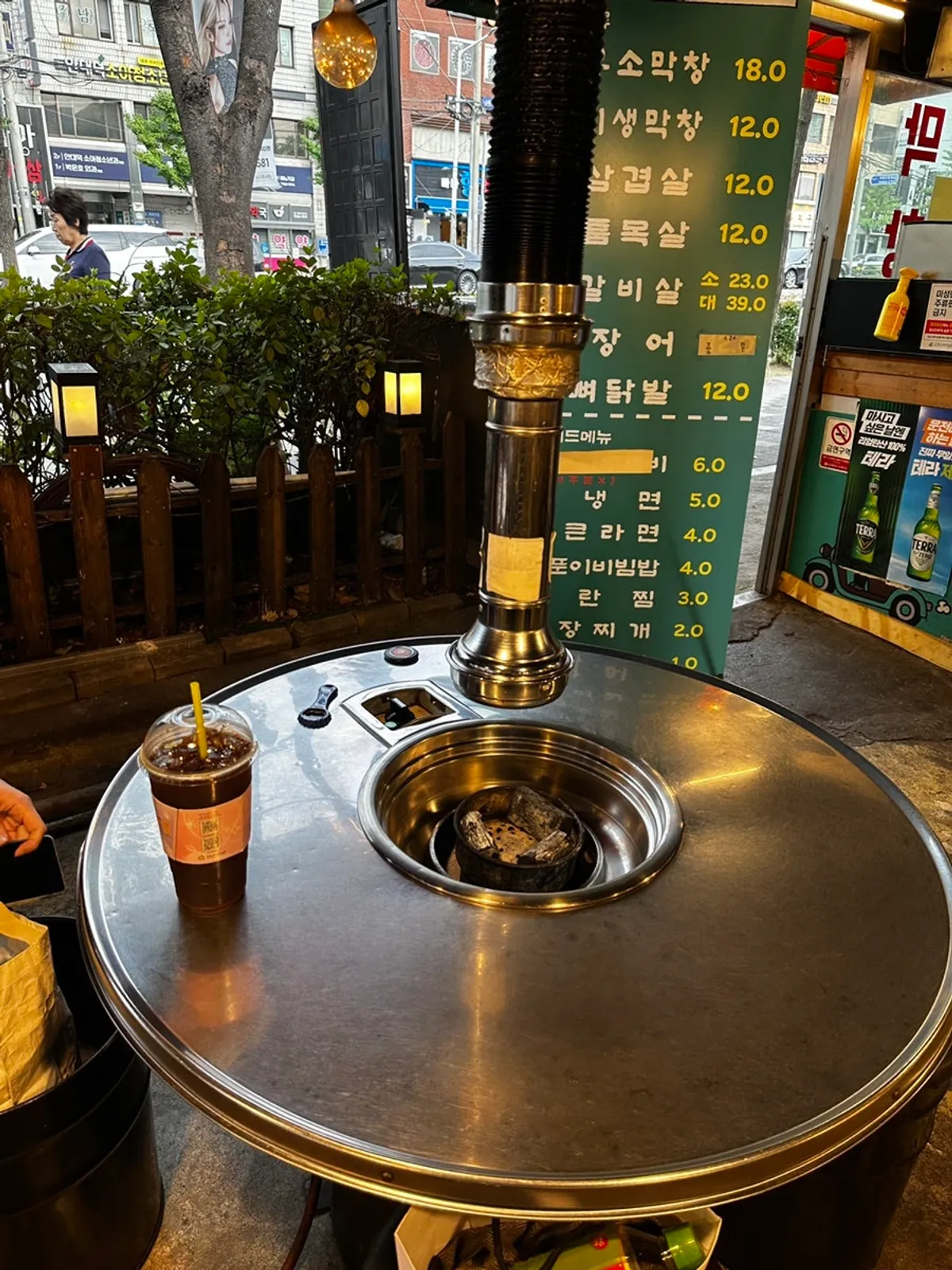 은은한 조명의 다래원막창 바깥쪽 테이블