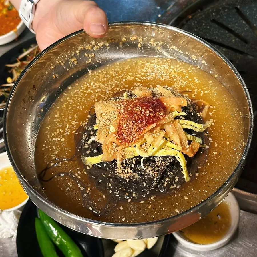 삼겹살과 소갈비살 생고기 접시