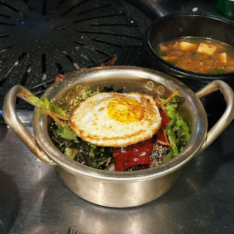 불판에 올리기 전 고기 한 상