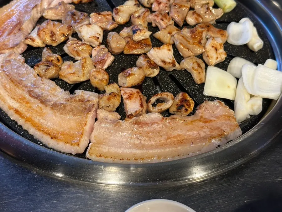 초벌 돼지막창과 삼겹살 굽는 불판