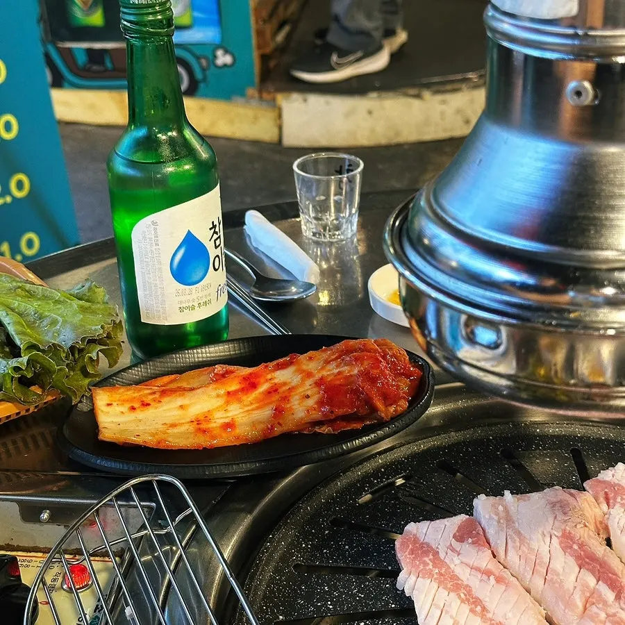 구워 먹는 김치와 삼겹살, 소주