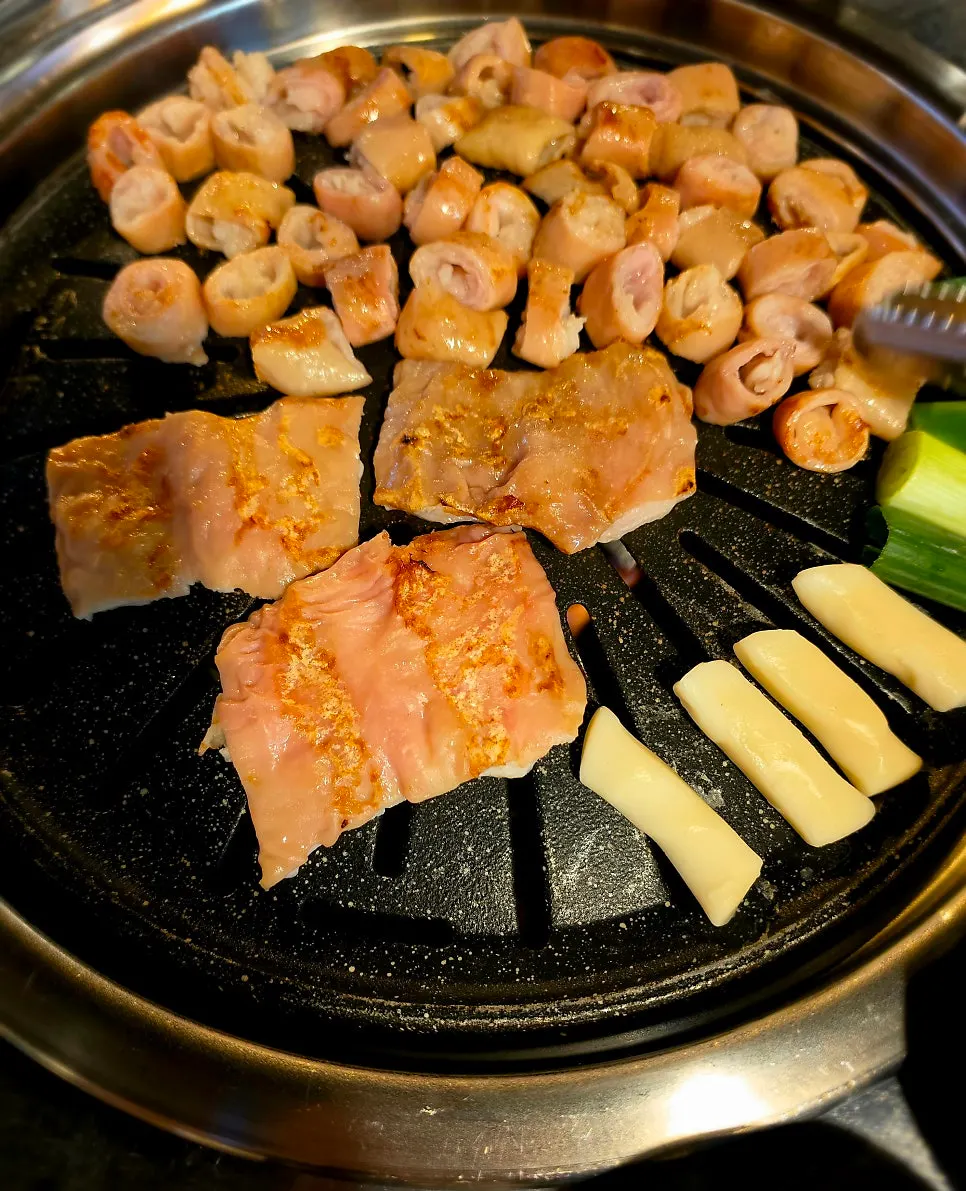 Green onion grilling alongside the makchang