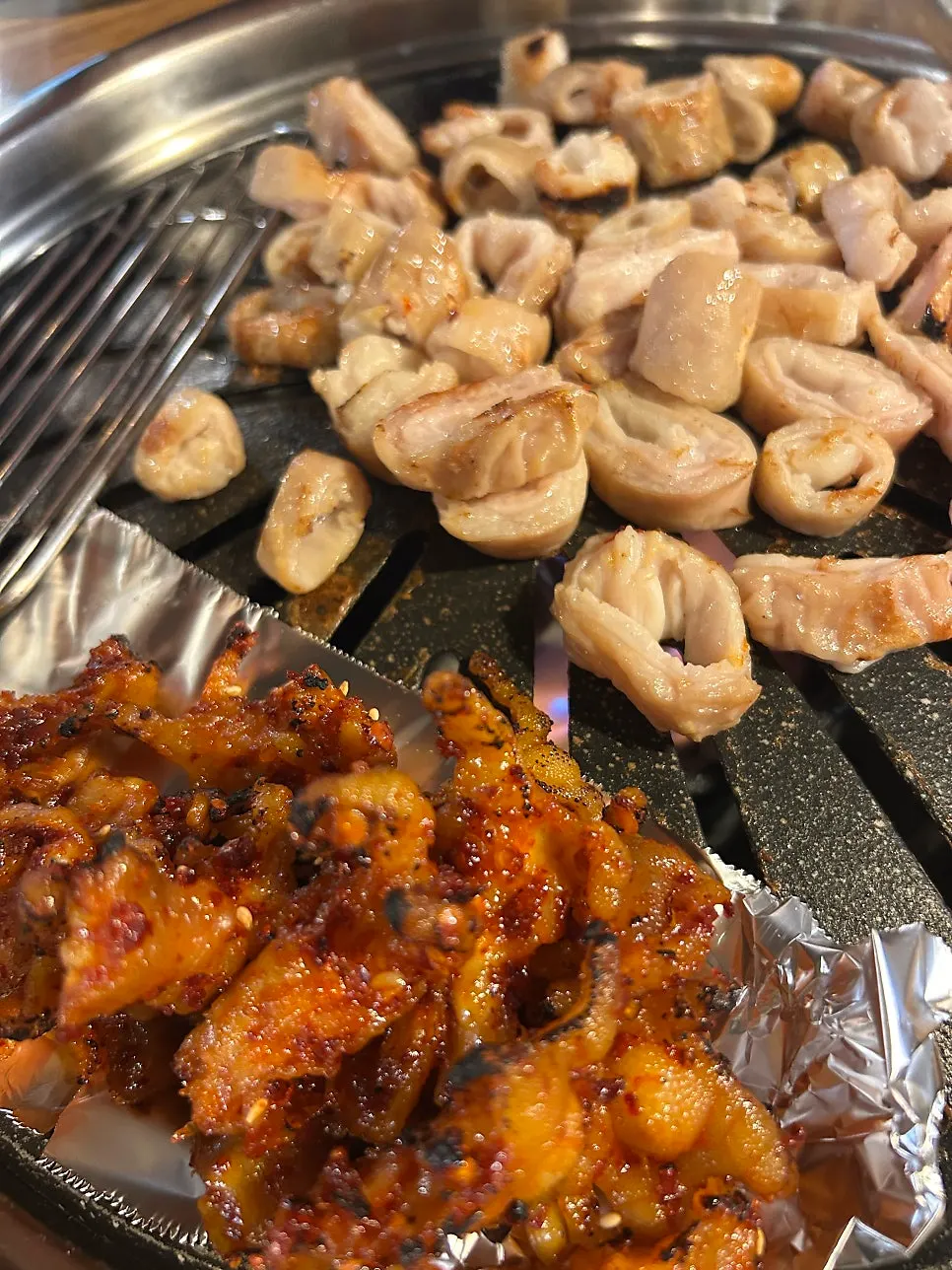 Pork intestine and rice cake grilling on the pan