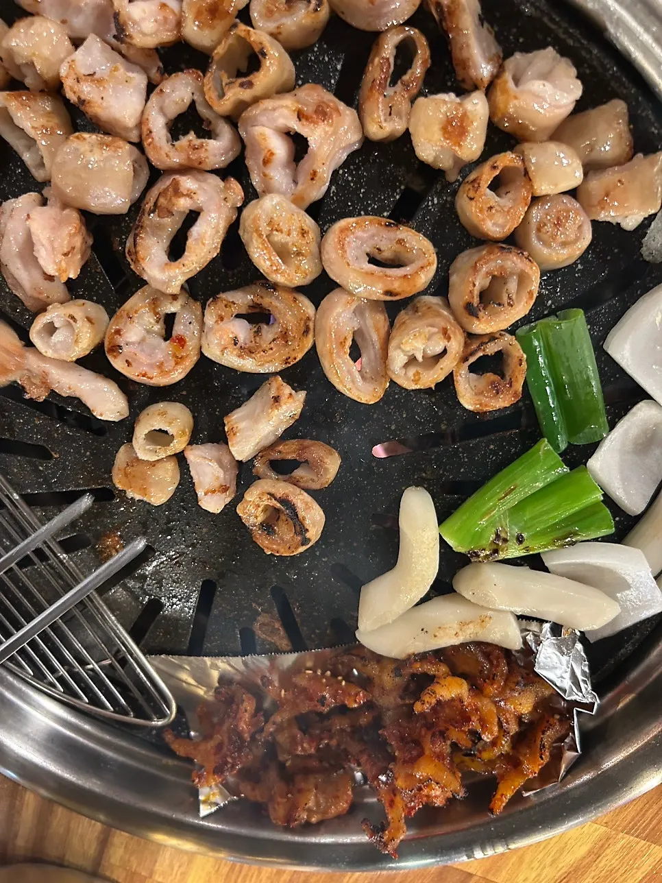 Seasoned chicken feet grilled alongside the makchang