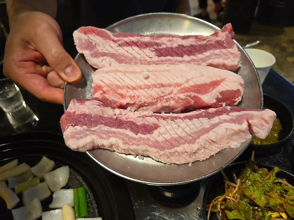 주문한 삼겹살 3인분 생고기 접시